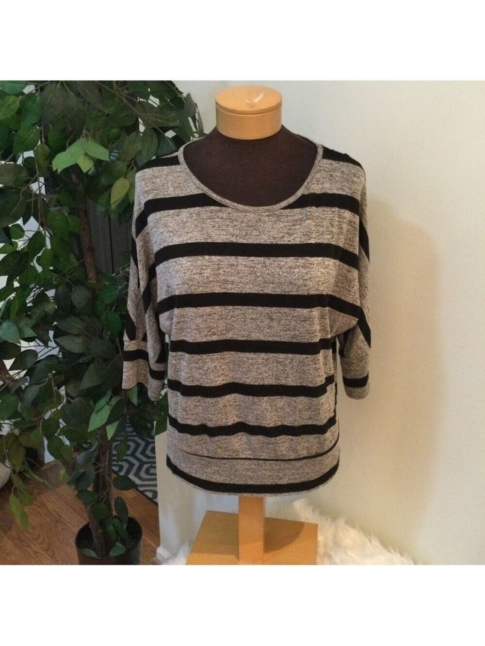 IZ Byer Woman’s XL dolman sleeve tee gray and black stripe banded hem o…